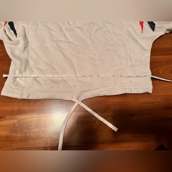 Reebok Cropped Sweater. Size M - Picture 5 of 7